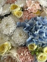 Букет из кустовых роз, гортензии, хризантемы и диантусов