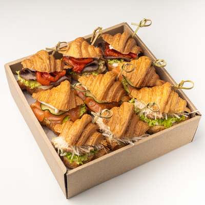 Сет мини-круассанов с ростбифом, семгой и цыпленком