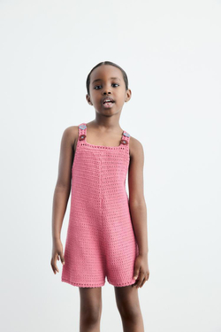 ZARA КОРОТКИЙ КОМБИНЕЗОН ИЗ ТРИКОТАЖА, ВЯЗАНОГО КРЮЧКОМ, С ЦВЕТАМИ, РОЗОВЫЙ