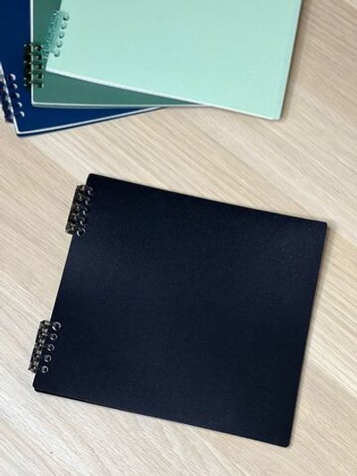 Блокнот квадратный в клетку 60л 195х210 мм черный (8808-013)