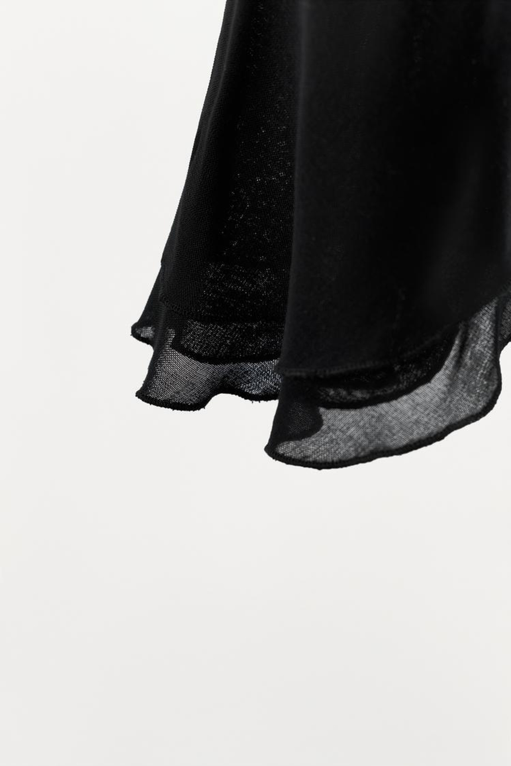 ZARA КОМБИНИРОВАННЫЙ ТОП С ВОЛАНАМИ, ЧЕРНЫЙ