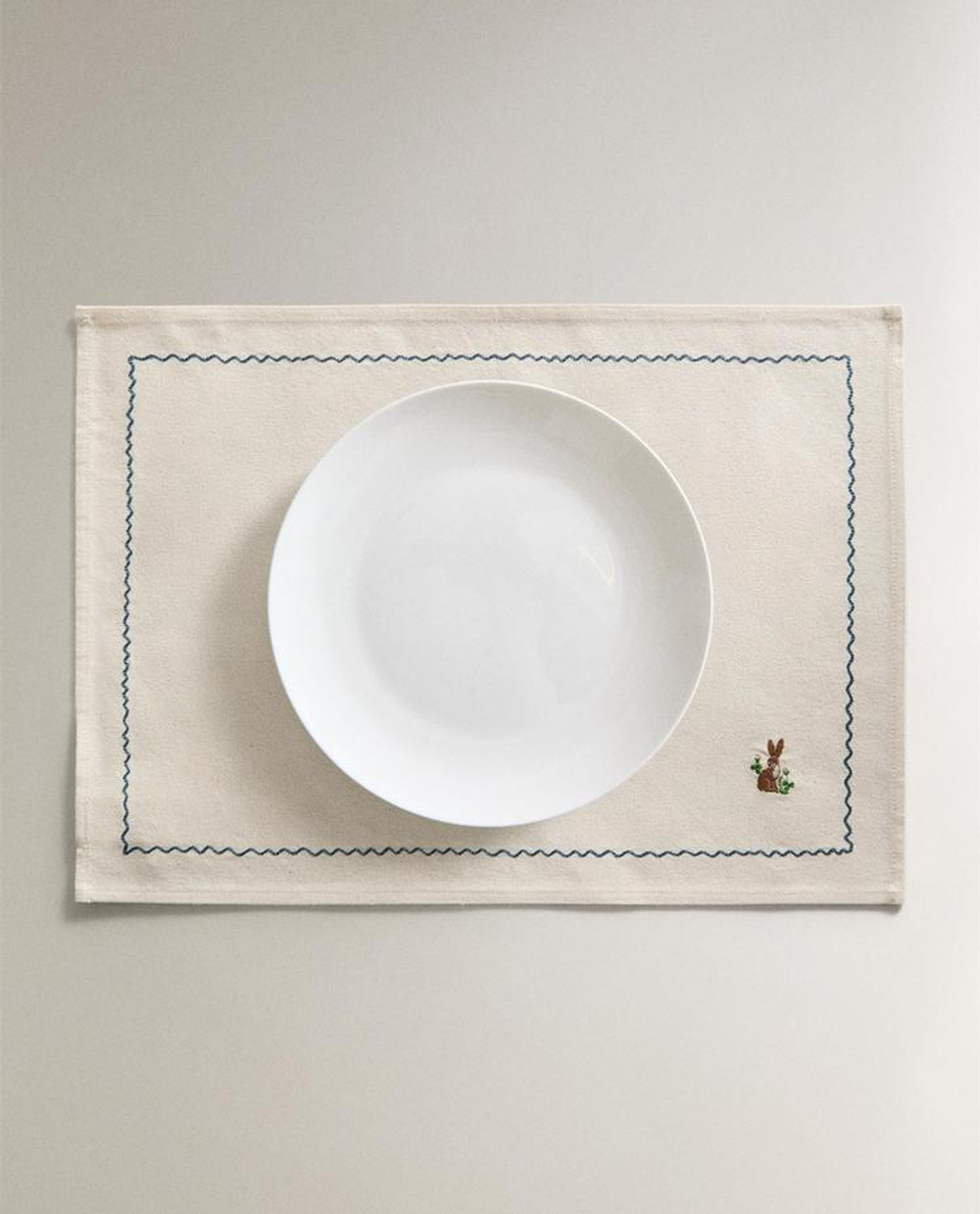 ZARA HOME ПОДСТАВКА ПОД СТОЛОВЫЕ ПРИБОРЫ ИЗ ХЛОПКА С ВЫШИВКОЙ «КРОЛИК», СИНИЙ