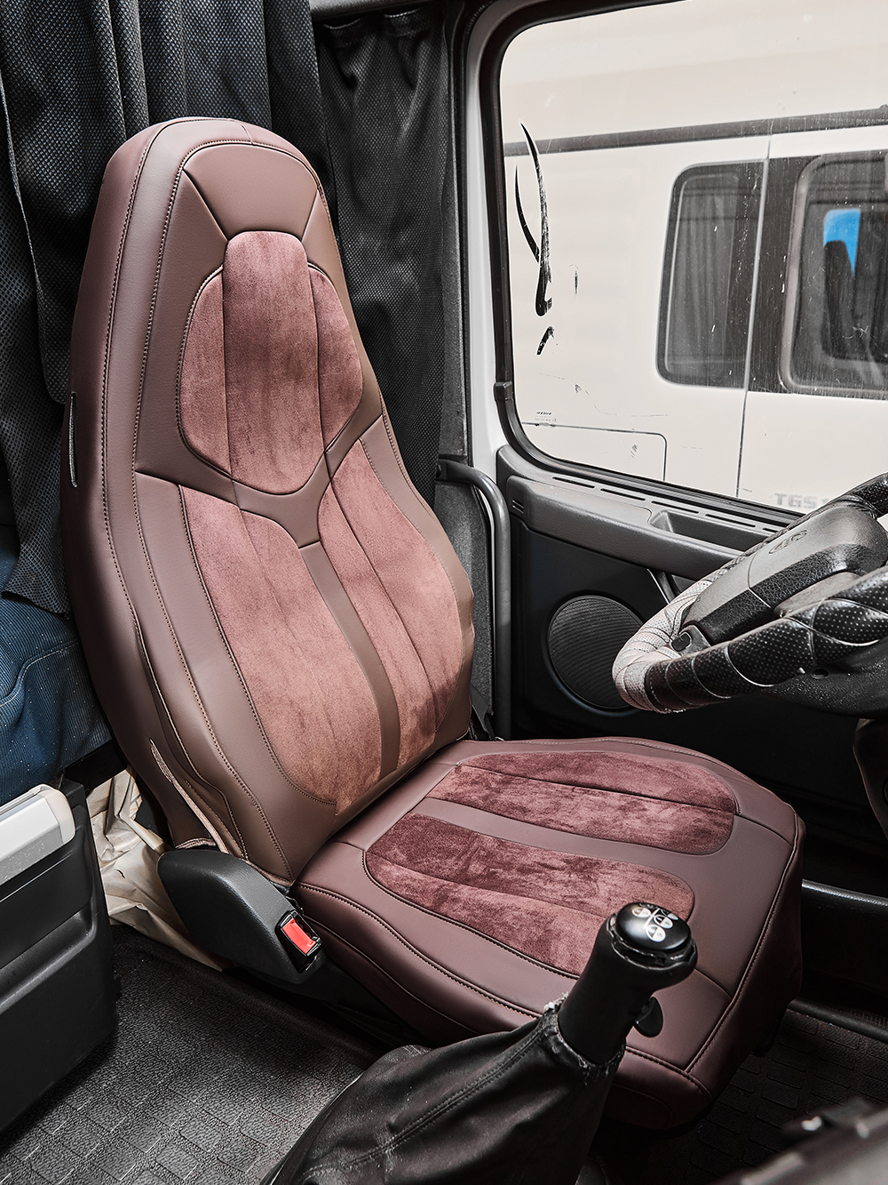 Чехлы Люкс VOLVO FH-13 после 2018 года: водитель от сиденья, пассажир от стойки кабины (один вырез под ремень) (экокожа, коричневый, коричневая вставка)