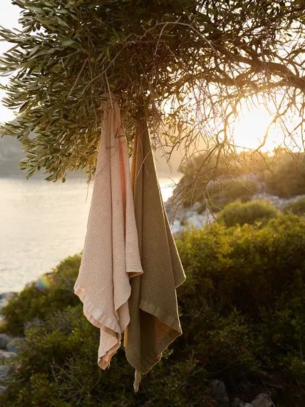 Полотенце банное из умягченной вафли цвета хаки из коллекции essential, 70x140 см