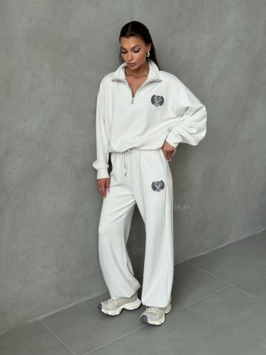 Светло-серый спортивный костюм с вышивкой-лого