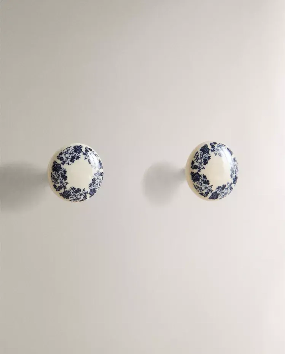 ZARA HOME НАБОР МЕБЕЛЬНЫХ РУЧЕК ИЗ КЕРАМИКИ «ЦВЕТОК» (2 ШТ.), СИНИЙ