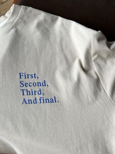 Белая оверсайз футболка с принтом