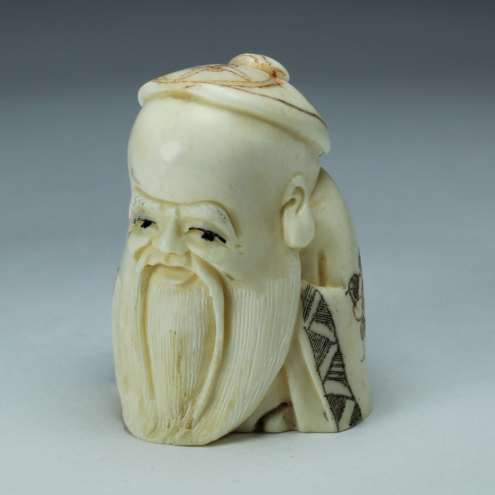 Нэцкэ Шоусин в шапочке