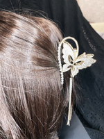 Заколка-краб. Бабочка петля со стразами. Усиленная. Цвет серебро