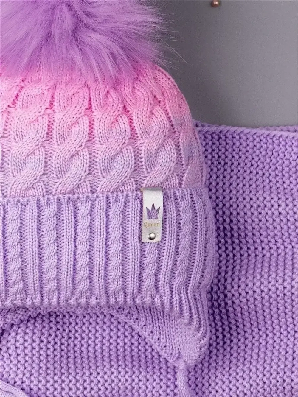 Шапка для девочки зимняя вязаная с помпоном и снуд