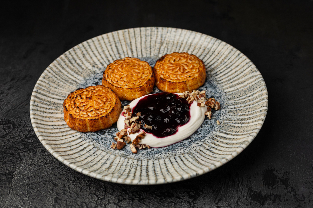 Сырники с конфи из черной смородины со сметаной