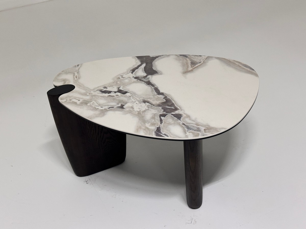 Стол кофейный DAG FENDI WHITE керамика на стекле/массив/ МДФ, облицованный дубовым шпоном ®DISAUR