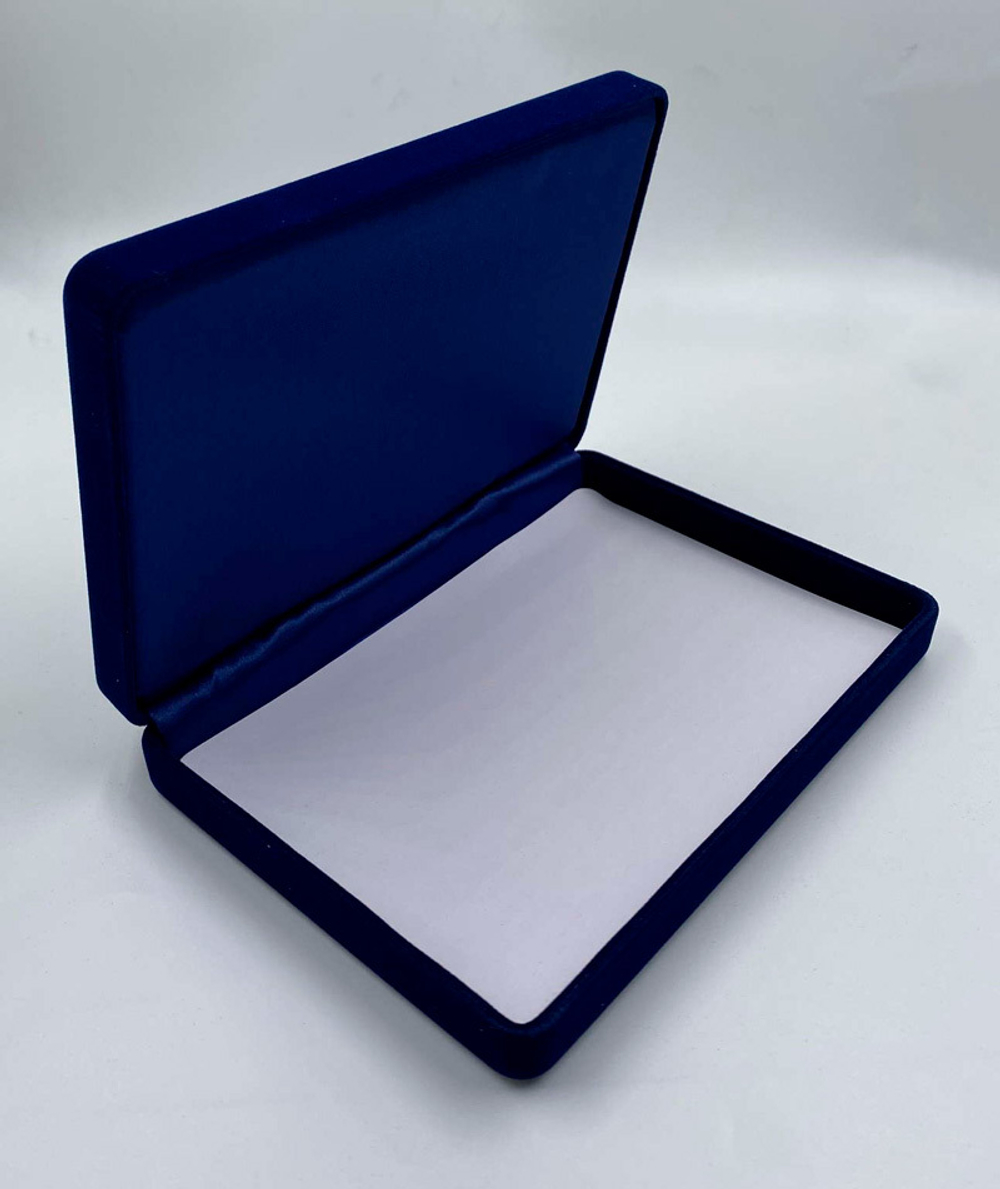 Футляр металлический с бархатной обтяжкой 182x128x33 мм.