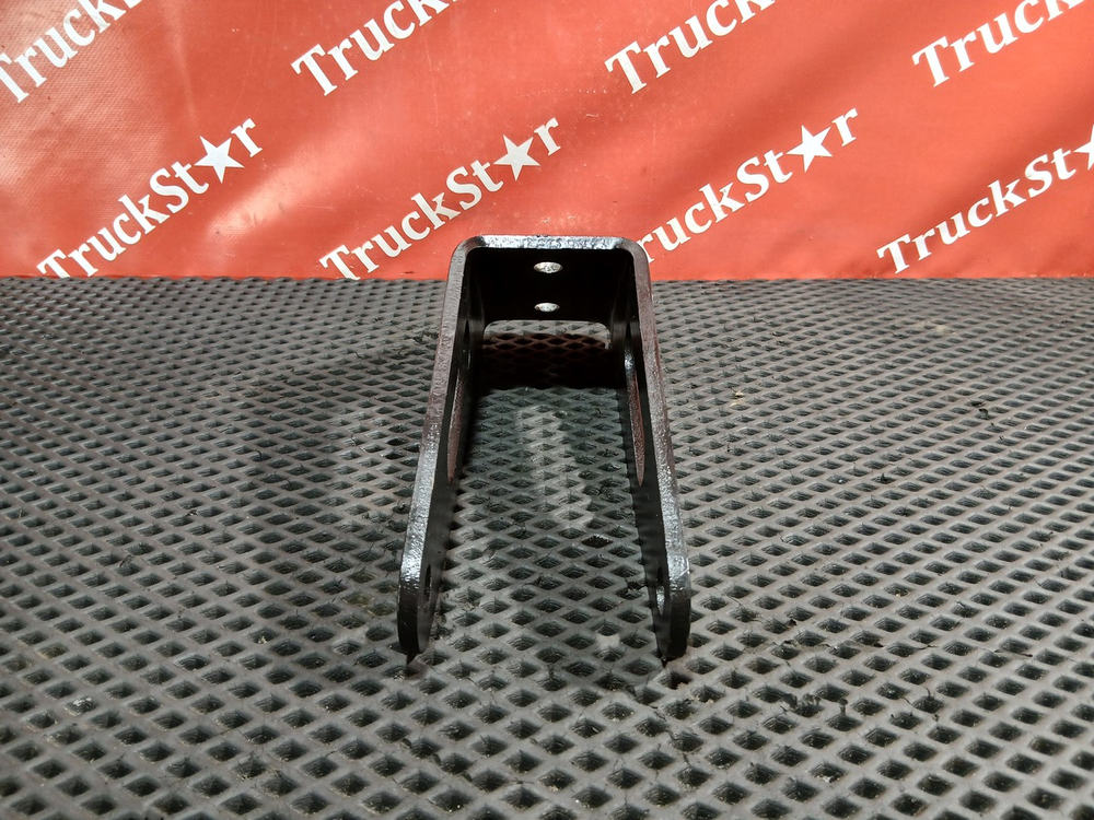 Кронштейн амортизатора переднего