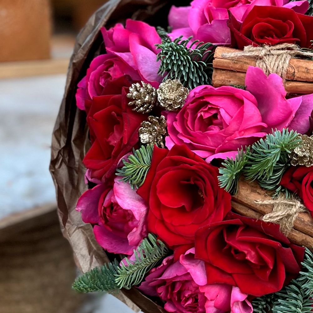 ❄ Пряный микс — новогодняя корзина ароматных роз — Ø ~ 30 см