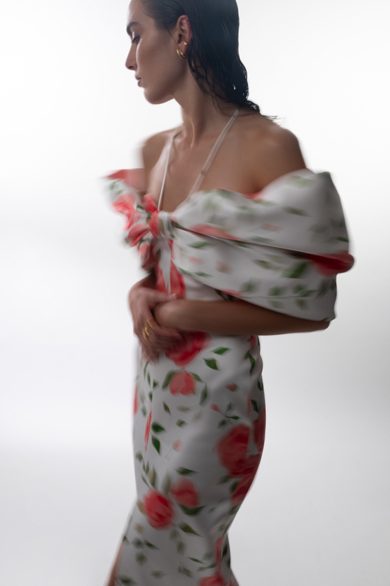 Платье миди из атласа с цветочным принтом с воротником-бантом
