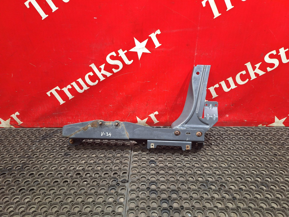 Кронштейн бампера правый