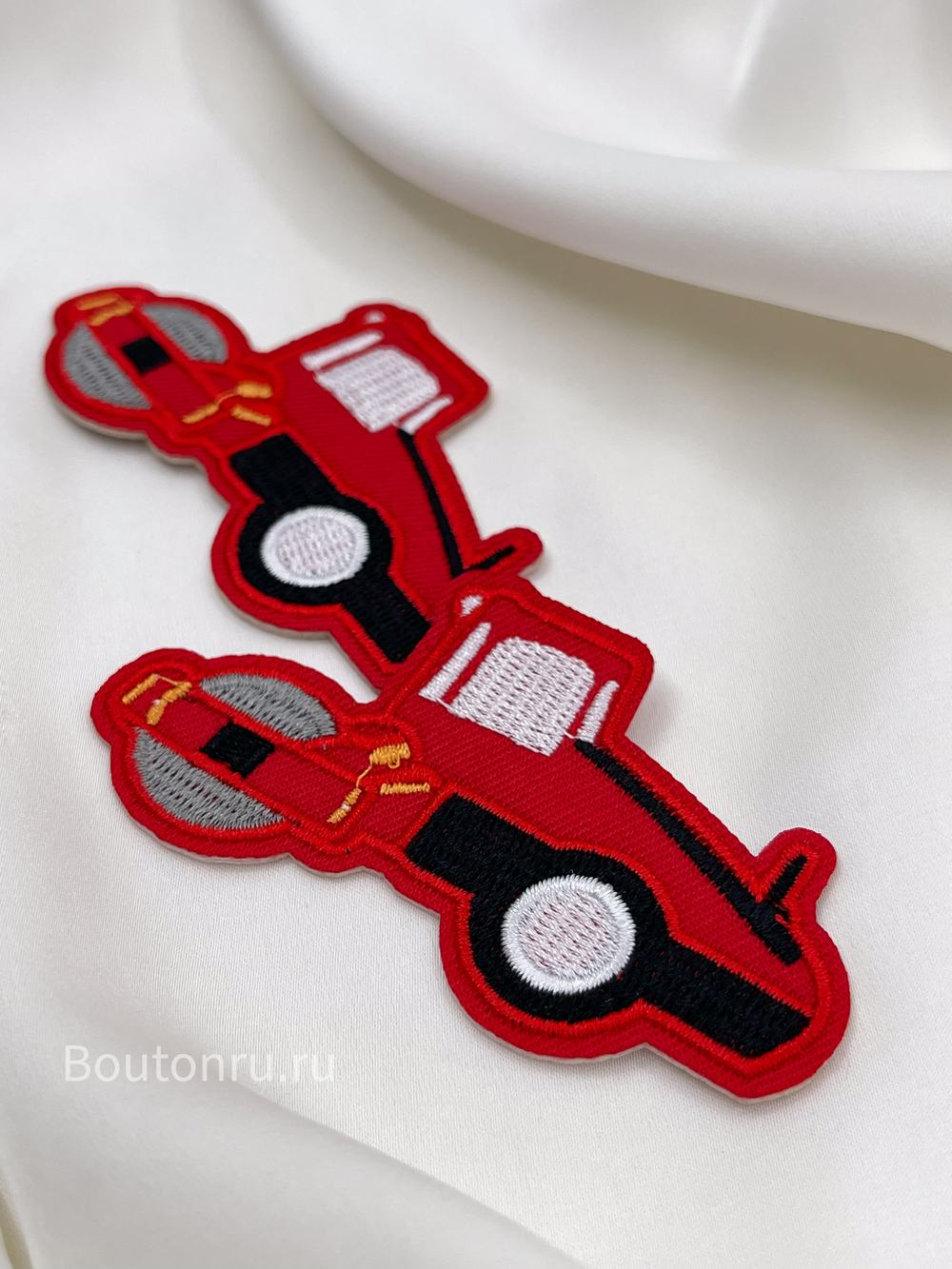 Нашивка машинка красная 8х4,5 см