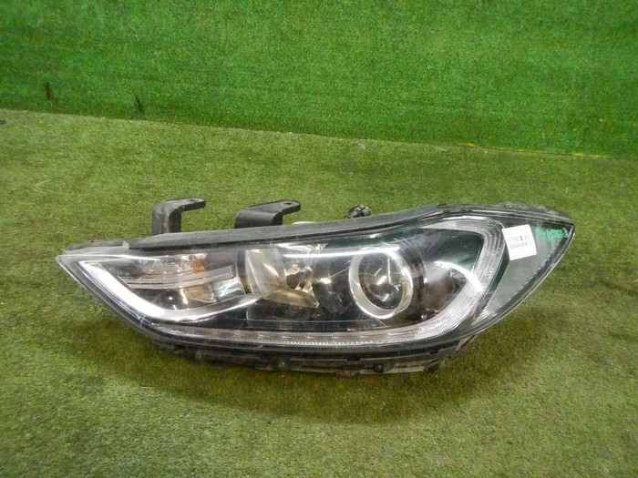 Битая Фара левая Hyundai Elantra 6 AD (2015-2019) ксенон