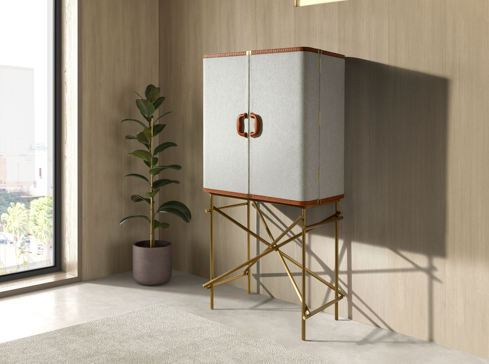 Высокий буфет 3272 из ткани, ореха и полированной золотистой стали