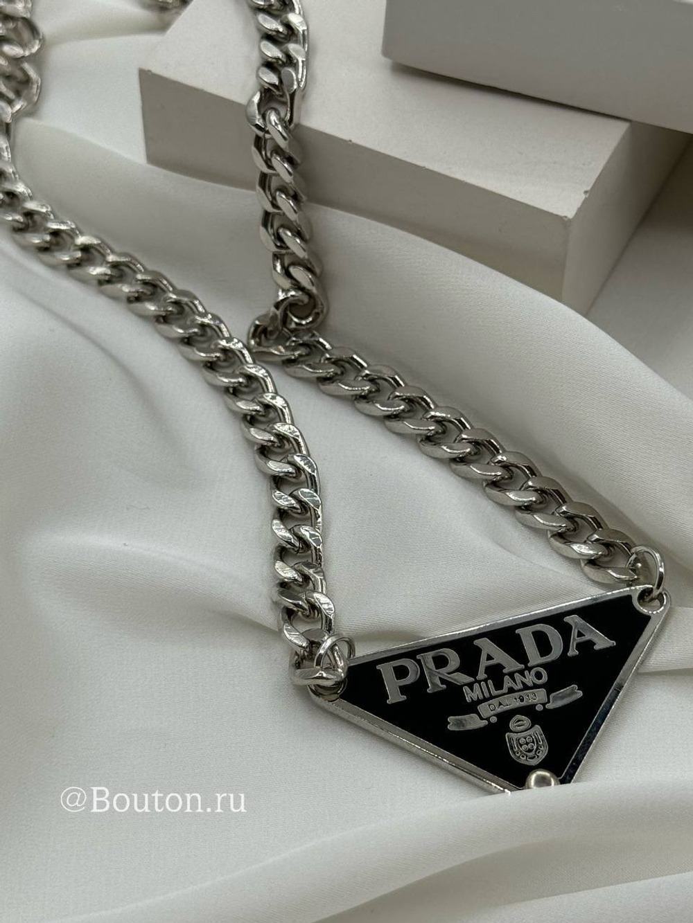 Колье Прад. серебристое с черным лого