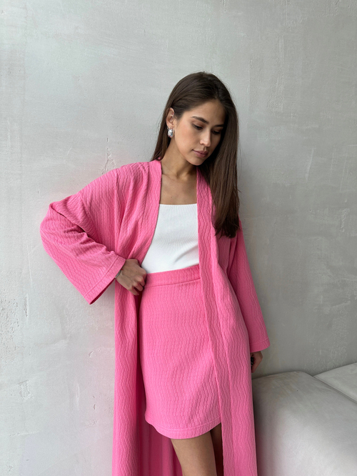 Накидка из фактурного трикотажа ярко розовая
