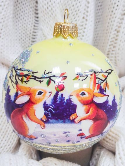 Стеклянный шар Зимние зайчата 80 мм., в подарочной упаковке, Коломеев (КУ-80-18016)