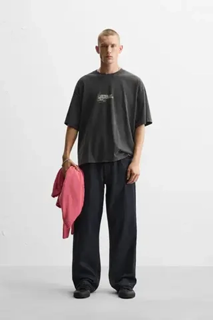 ZARA ФУТБОЛКА ИЗ ТКАНИ С ЭФФЕКТОМ ПОТЕРТОСТИ С ПРИНТОМ, ТЕМНЫЙ АНТРАЦИТ