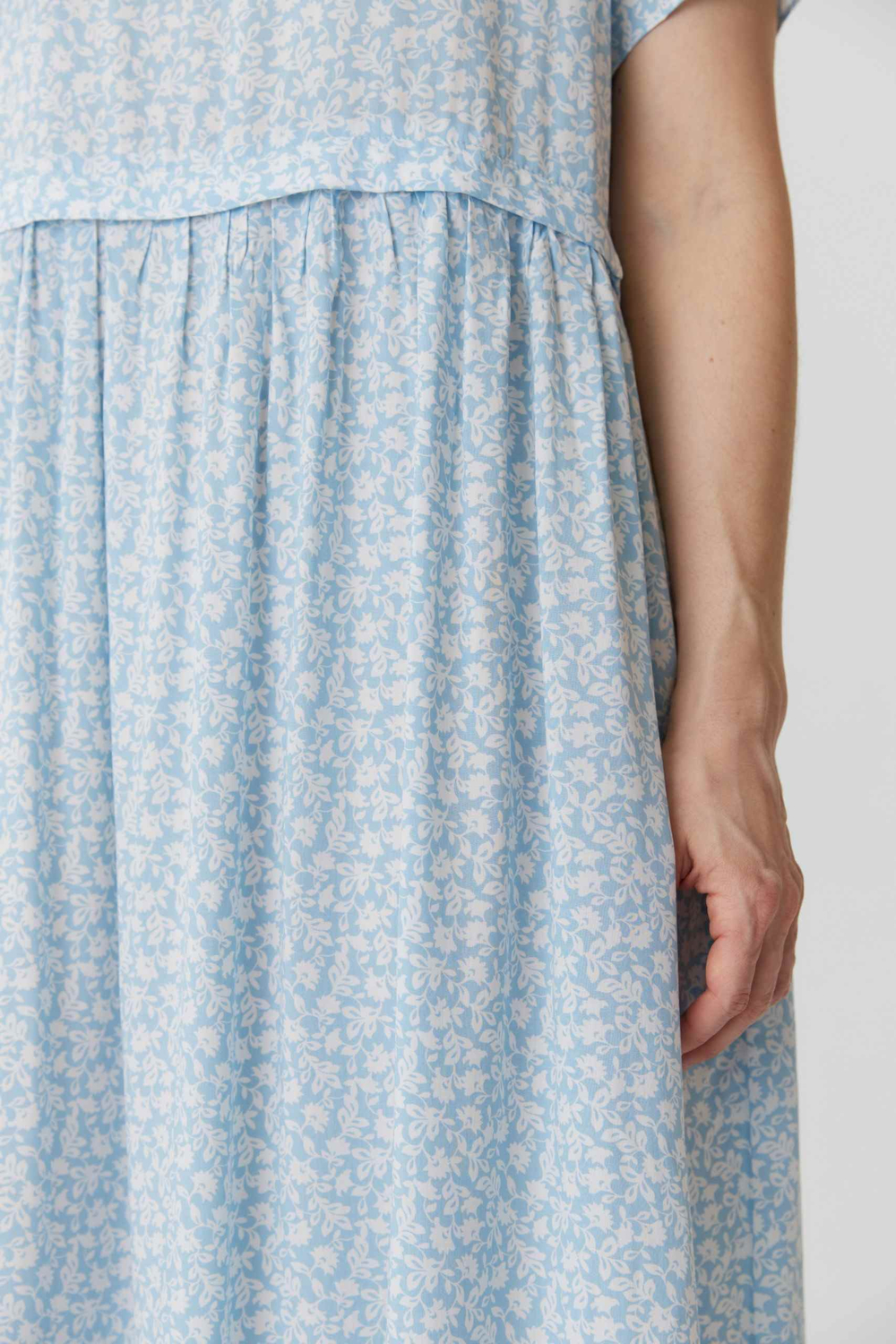 Платье с кулиской с коротким рукавом из голубой вискозы