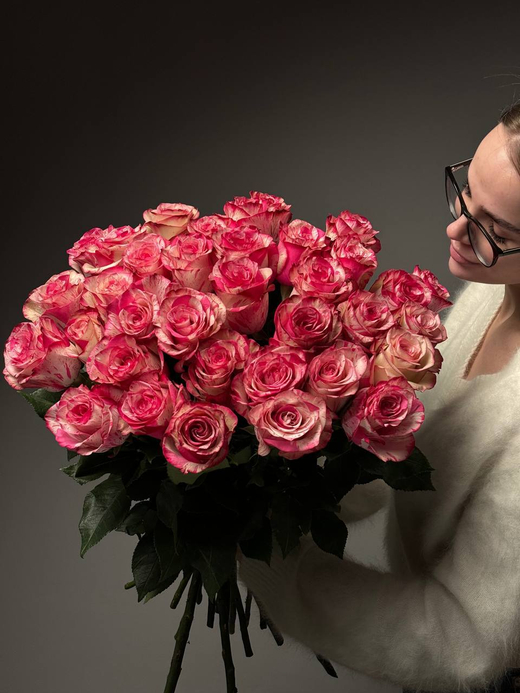 Букет из 35 малиново-белых роз под ленту