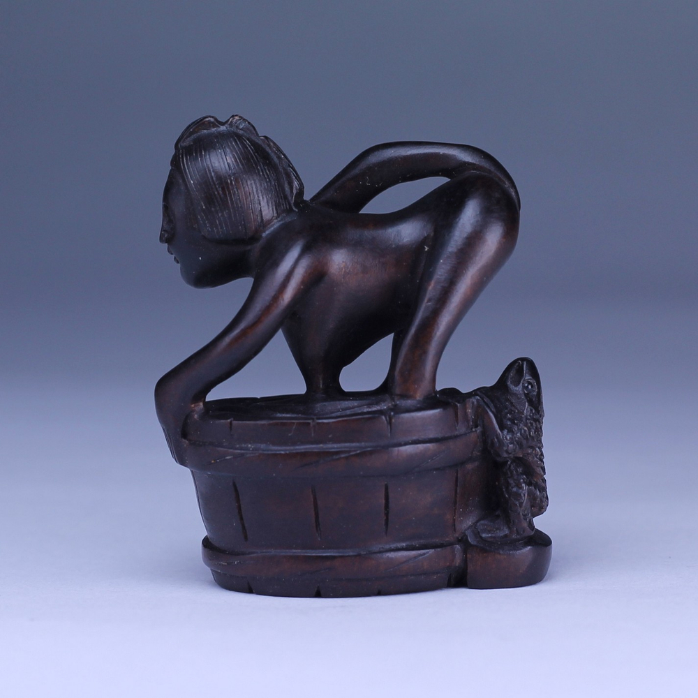 Нэцкэ Обнаженная красавица и лягушка