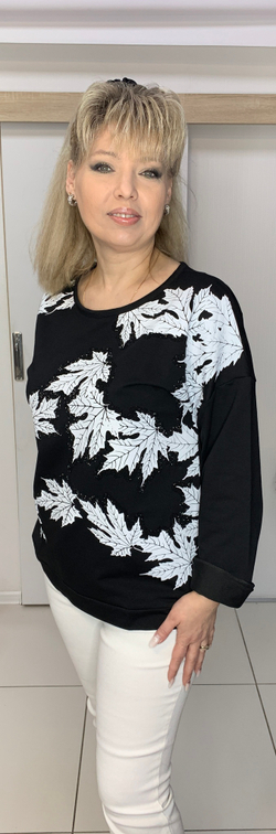 Черный нарядный джемпер с белым принтом