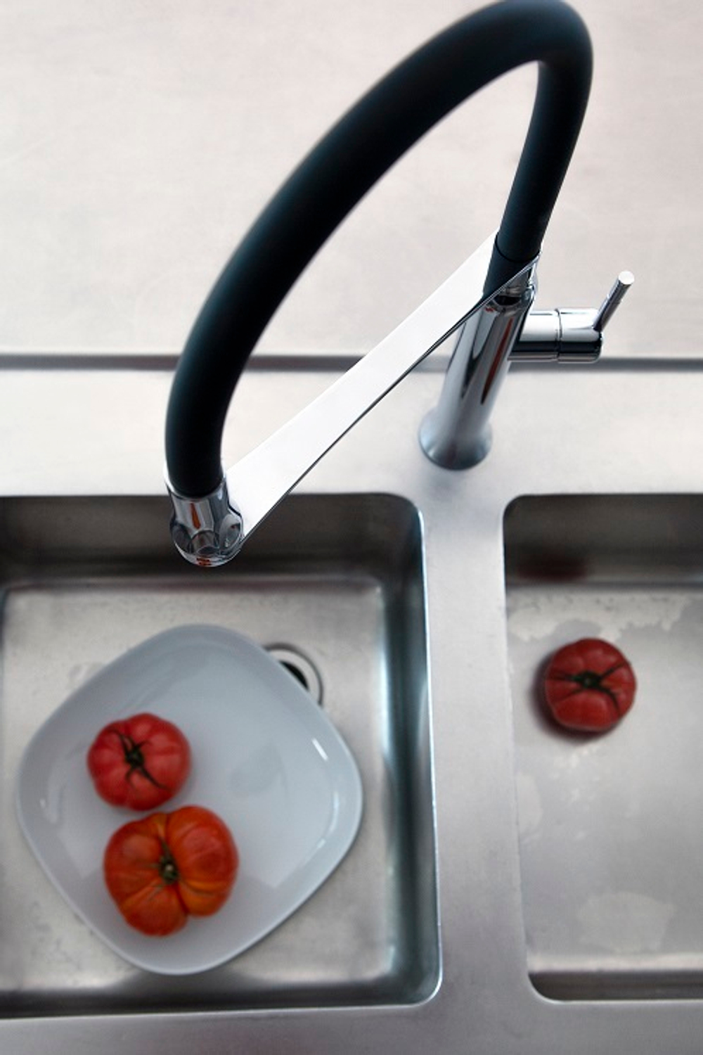 Смеситель для кухни с магнитным держателем и гибким изливом KITCHEN MAGNET 388801MA