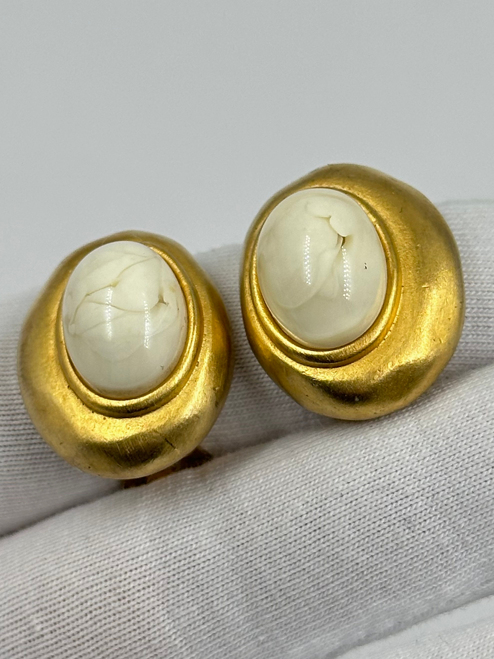 Клипсы с кремовыми кабошонами Givenchy