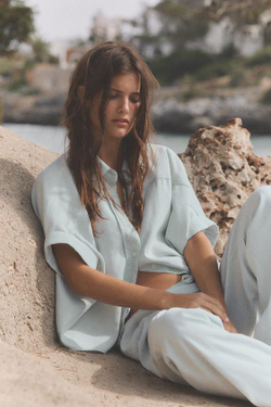 ZARA РУБАШКА СТРУЯЩЕГОСЯ ПОКРОЯ С КОРОТКИМИ РУКАВАМИ, ГОЛУБОЙ