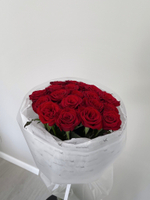 Букет 19 красных роз  в оформлении