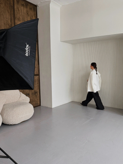 Жакет со спущенным плечом молочный