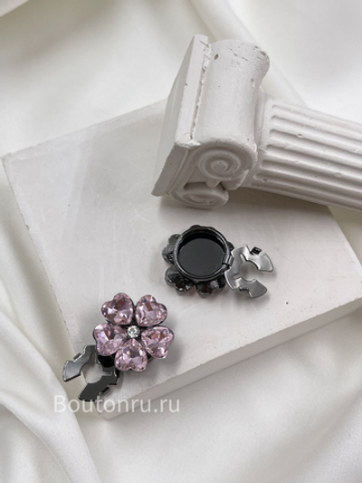 Накладка на пуговицу черная в форме цветка с розовыми стразами