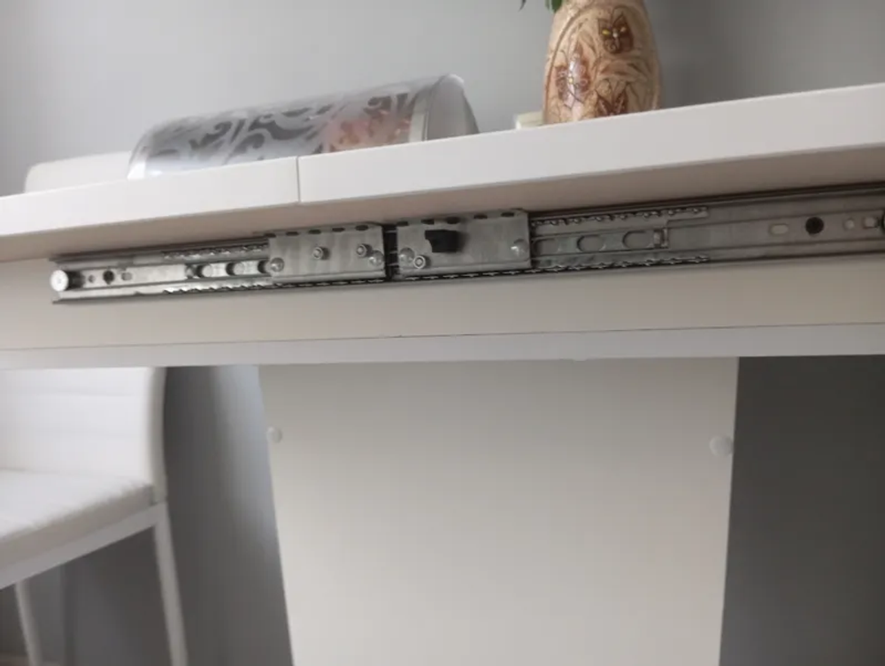 Кухонный стол раздвижной на одной ноге