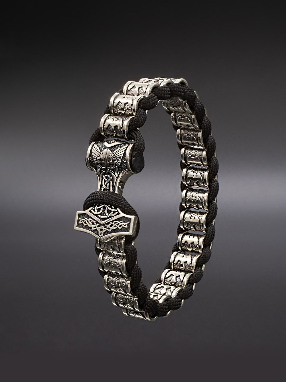 Изображение браслет в скандинавском стиле серебряного цвета ручной работы.