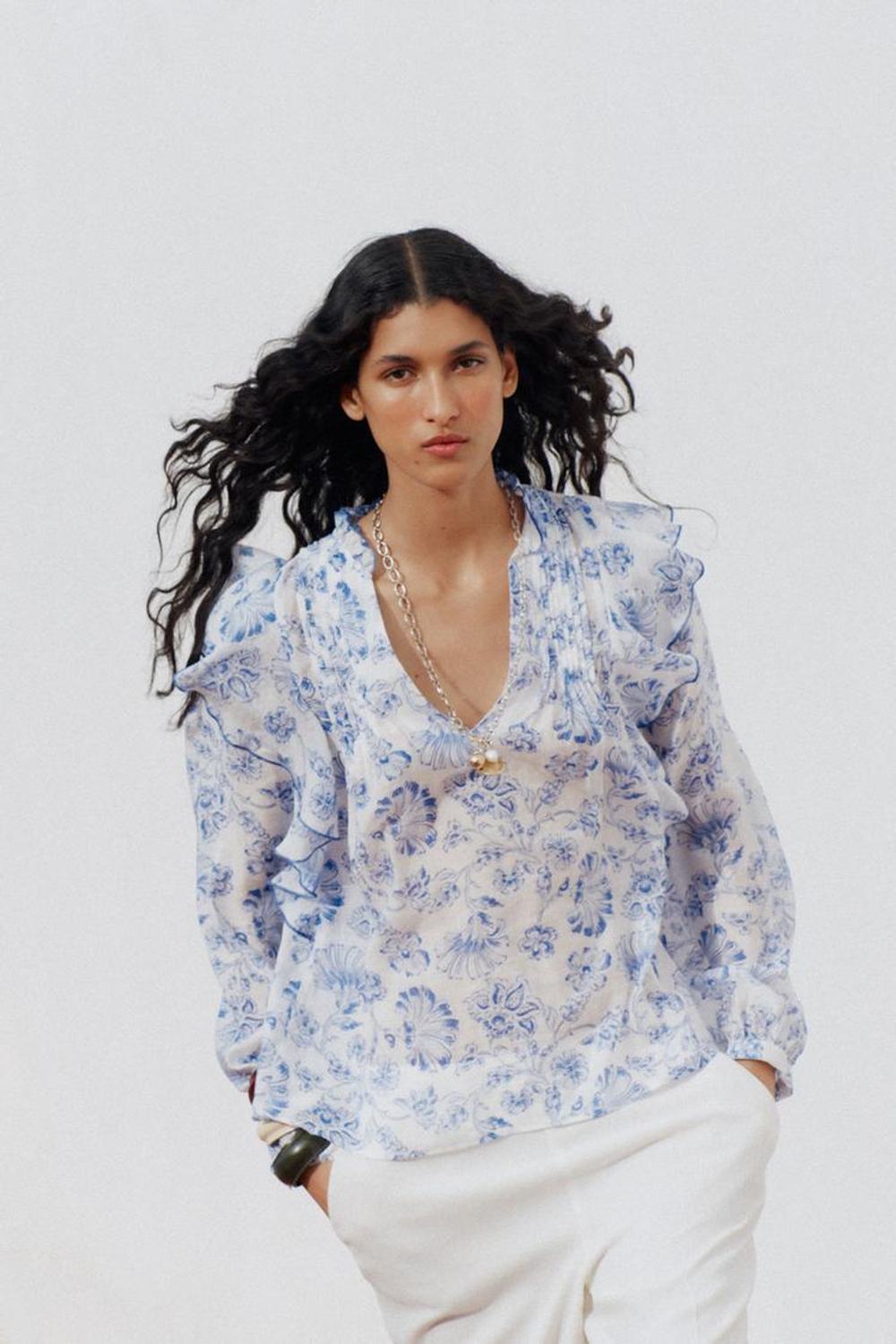 ZARA БЛУЗА ИЗ ТКАНИ С ПРИНТОМ СО СБОРКАМИ И ВОЛАНАМИ, СИНИЙ/БЕЛЫЙ