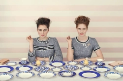 Wedgwood Овальное блюдо с гибискусом 35 см