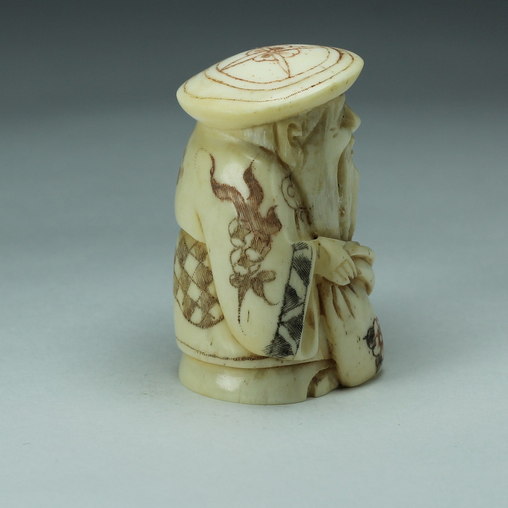 Нэцкэ Дзюродзин в круглой шапке с мешком и посохом