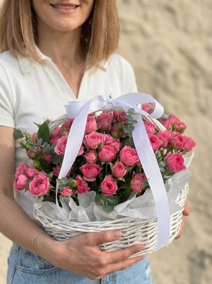 Кустовые розы «София» в корзине