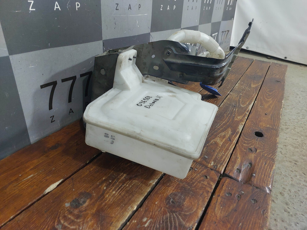 Бачок омывателя с кронштейном Volkswagen Caddy 3 10-15 Б/У Оригинал 1K0955453Q