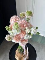 Свадебный букет из розовых диантусов, орнитогалума и маттиолы