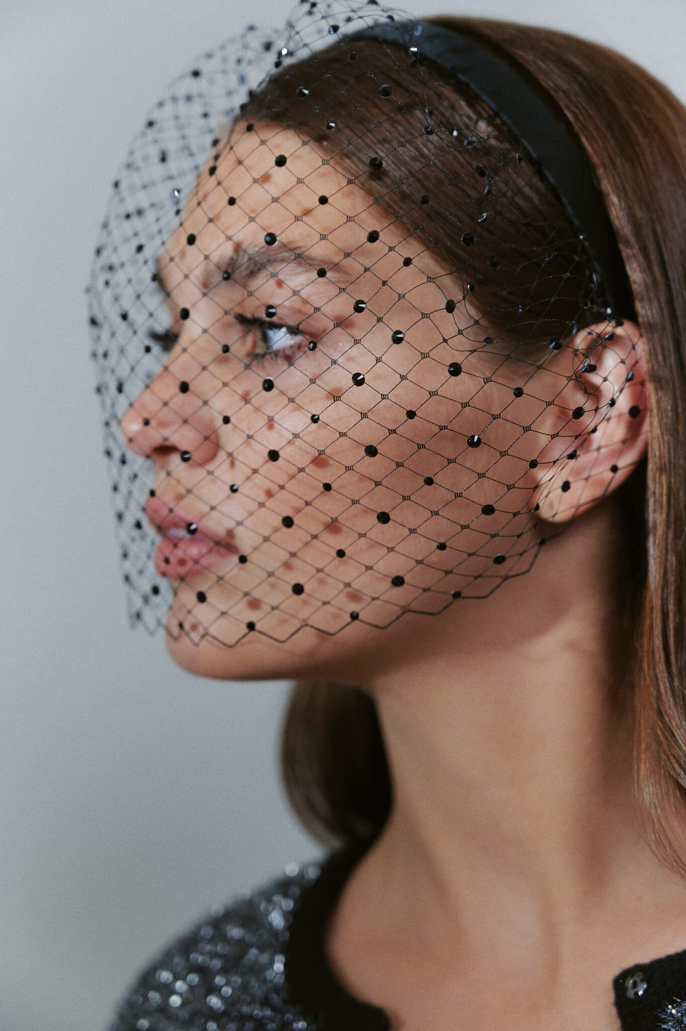 Вуаль на тонком ободке с декором