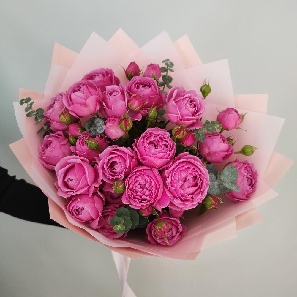 Букет из ароматных пионовидных кустовых роз и эвкалипта