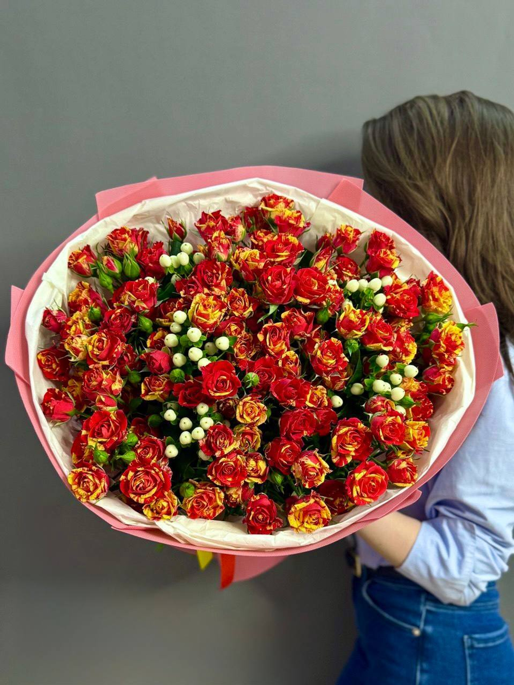 Букет из 25 кустовых роз "Фаер флеш"