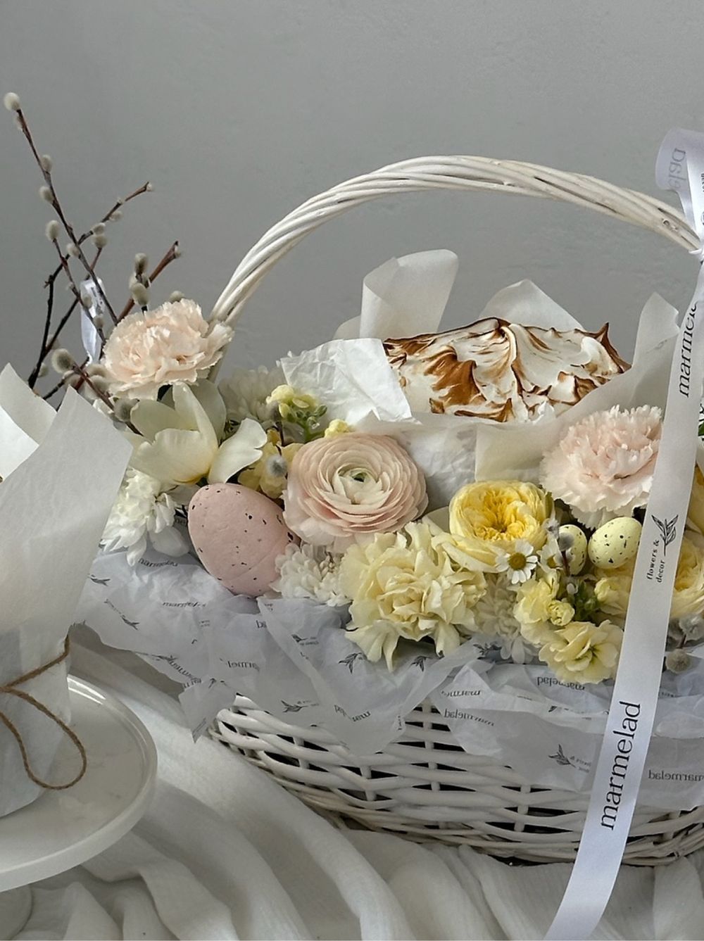 Корзина пасхальная в нежно-розовых оттенках. Кулич 450 гр